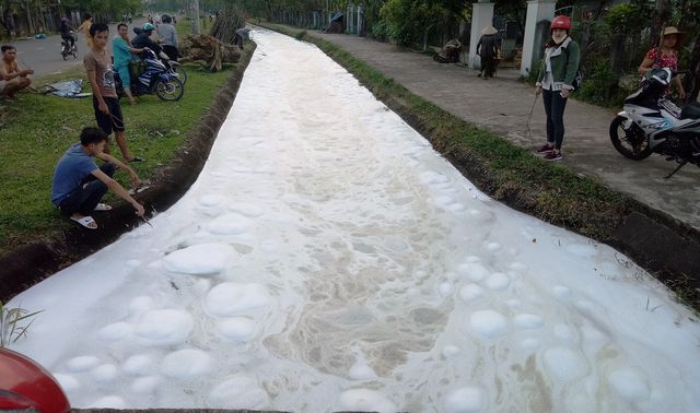 Bọt lạ nổi trắng kênh Phú Ninh