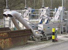 Redundant operation and optimal screenings dewatering with launder channel feeding system