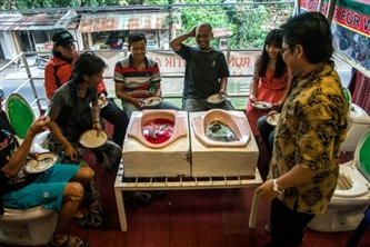 Độc đáo: Nhà hàng cho phép khách đổi rác lấy đồ ăn ở Indonesia