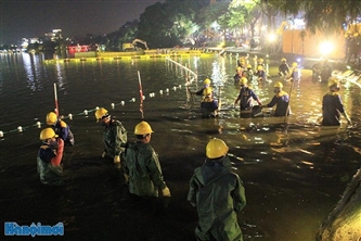 Hà Nội: Công nhân cấp thoát nước thức trắng đem nạo vét hồ Hoàn Kiếm